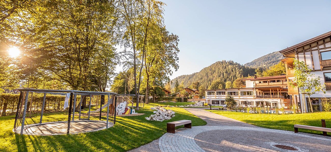 Die wunderschöne Außenanlage des Familotel Das Bayrischzell