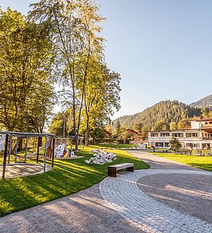 Die wunderschöne Außenanlage des Familotel Das Bayrischzell