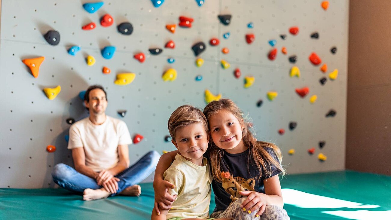 Kletterwand für Eltern & Kinder im Kidsclub im Familotel das Bayrischzell