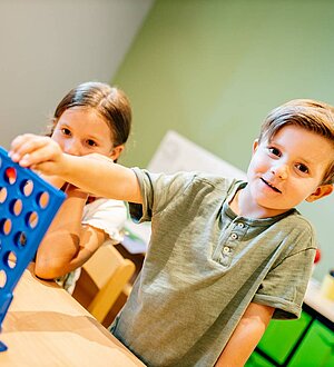 Kinder beim Spielen im Kids Club