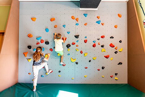Climbing wall for young and old at Das Bayrischzell Familotel 