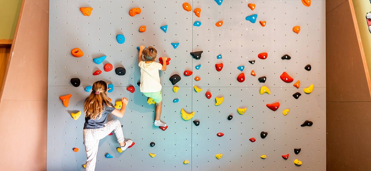 Kletterwand für Groß und Klein im Familotel das Bayrischzell